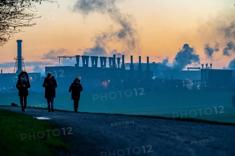 Rhine at Duisburg-Bruckhausen, steelworks Thyssenkrupp Steel, walkers on the Rhine dyke, winter, Duisburg, North Rhine-Westphalia, Germany, Europe