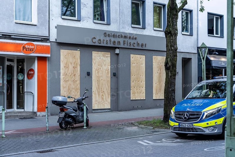 Before the demonstrations against the AFD party conference in Essen's Grugahalle, shops on Rüttenscheider Straße boarded up their shop windows for fear of riots, North Rhine-Westphalia, Germany, Europe