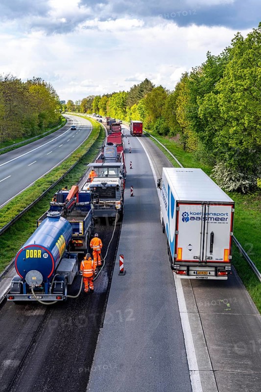 Motorway construction site on the A3 between Hünxe and Emmerich, in both directions, near Rees, milling off the old asphalt layer, the road surface will be completely renewed over 80 km, over a period from April to September 2024, is considered the largest construction project of its kind in Germany, North Rhine-Westphalia