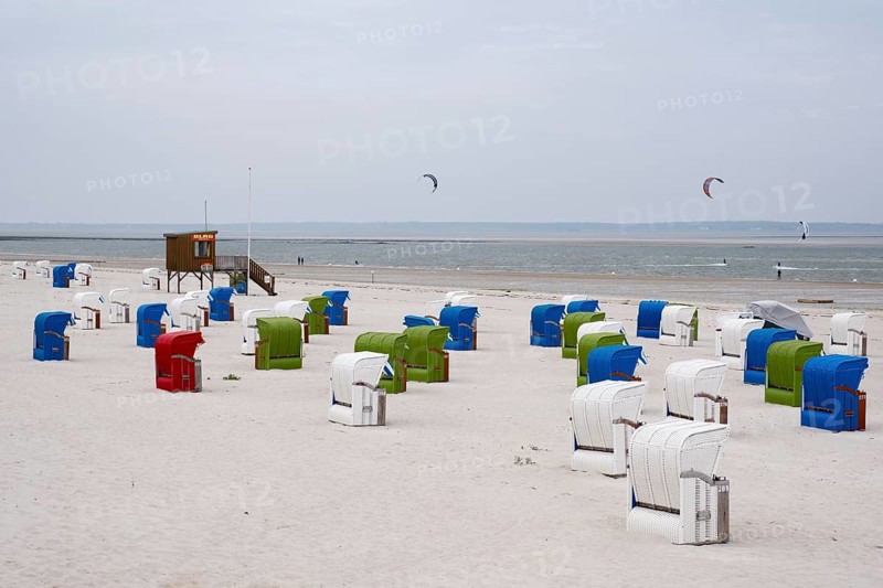 Beach chairs on the sandy beach, DLRG watchtower, kitesurfer on the North Sea, Utersum, Föhr, North Sea island, North Frisia, Schleswig-Holstein, Germany, Europe