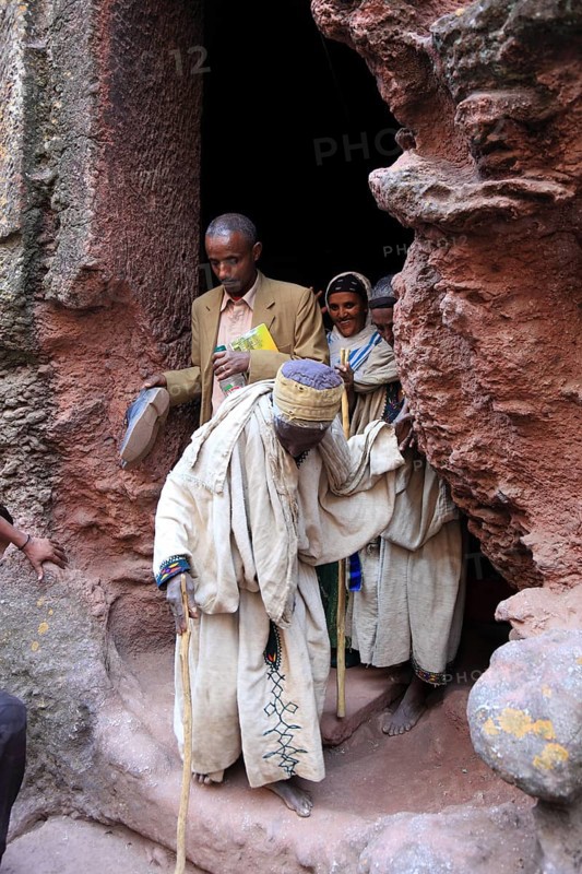 Rock churches in Lalibela, pilgrims at the rock church of St George, Bete Kiddus Georiys, Bete Ghiorgis Church, Ethiopia, Africa