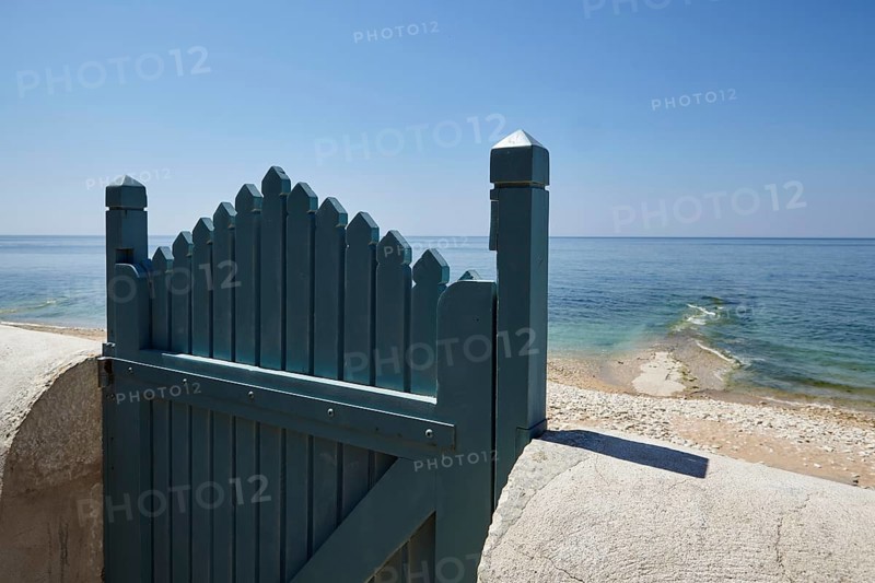 Door to the sea in Saint-Clément-des-Baleines, Département Charente-Maritime, Nouvelle-Aquitaine, France, Europe
