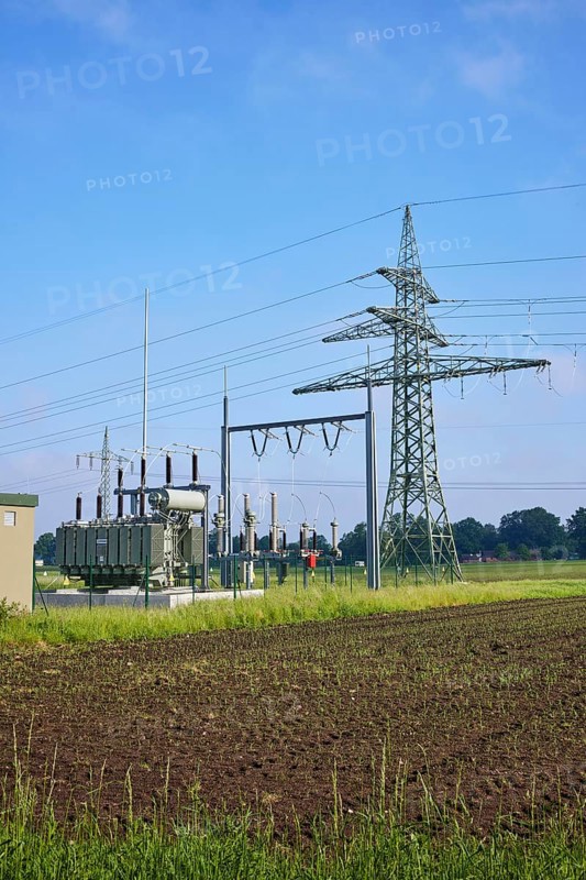 Substation with high-voltage pylon in agricultural landscape near Beckdorf, district of Stade, Lower Saxony, Germany, Europe