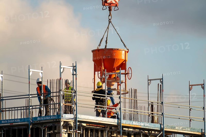 Construction site, new building, concreting work on a floor, Duisburg, North Rhine-Westphalia, Germany, Europe