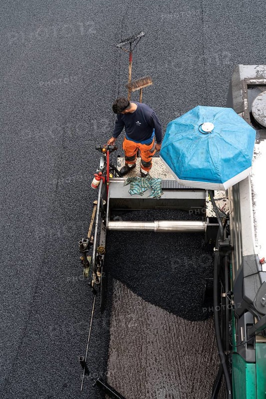 Renewal of the road surface on the A40 motorway between the Kaiserberg junction and Mülheim-Heißen, in the direction of Essen, over a length of 7.6 kilometres, with whisper asphalt, so-called open-pored asphalt, 10-day closure of the motorway, North Rhine-Westphalia, Germany, Europe