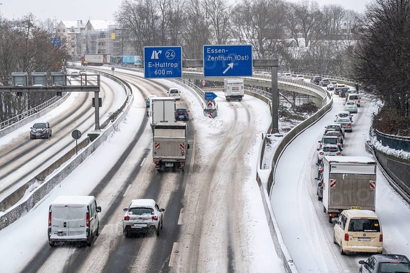 A40 motorway, onset of winter, lots of fresh snow and daytime temperatures below minus 5 degrees, uncleared road, little traffic, poor road conditions, Essen, North Rhine-Westphalia, Germany, Europe