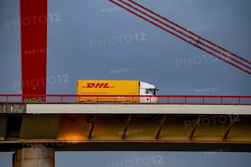 Beeckerwerther Brücke, motorway bridge, A42, truck, over the Rhine, in Duisburg, North Rhine-Westphalia, Germany, Europe