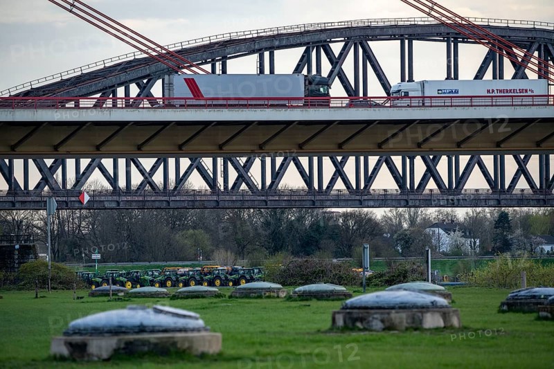 Rhine at Duisburg-Beeckerwerth, well for water extraction by bank filtrate from the Rhine, by the Beeckerwerth water extraction plants, for the supply of ThyssenKrupp Steel Werke, for process water, Beeckerwerth motorway bridge A42, Duisburg, North Rhine-Westphalia, Germany, Europe