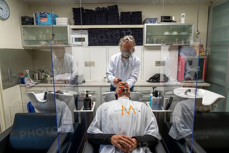 Hairdressing salon in Essen-Rüttenscheid, first customer after 6 weeks, shop closed due to Corona, hairdresser and customer with mouth-nose protection, breathing mask, Plexiglas protective walls, spit protection, when washing hair, distance regulation, Essen, North Rhine-Westphalia, Germany, Europe