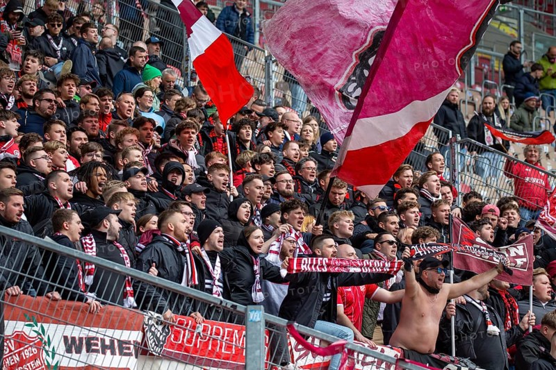 Kaiserslautern, 20.04.2024: The fans of SV Wehen Wiesbaden celebrate their team's draw after the match. As a result, the gap to the relegation places was maintained
