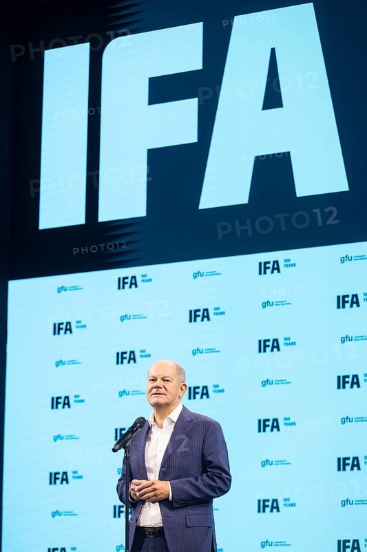 Olaf Scholz (Chancellor of the Federal Republic of Germany, SPD) gives a press statement after the press tour of the IFA (Internationale Funkausstellung) exhibition at the exhibition grounds, Berlin, 06/09/2024