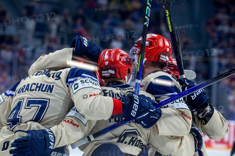 20.09.2024, DEL, German Ice Hockey League season 2024/25, Matchday 1: Adler Mannheim against Schwenninger Wild Wings. Picture: Cheers at Schwenningen after the 1:1 by Zach Senyshyn