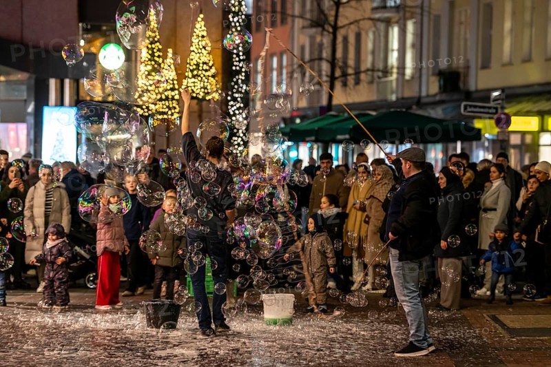 Pre-Christmas season, street artists, creating large soap bubbles, at Schadow-arcades, in the city centre of Düsseldorf, North Rhine-Westphalia, Germany, jeweller, Wempe, Europe