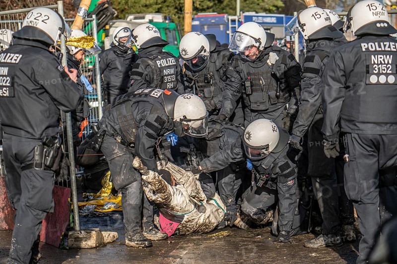 Beginning of the eviction of the Lützerath hamlet, camp of climate activists and squatters, at the Garzweiler 2 opencast lignite mine, by the police, Erkelenz, North Rhine-Westphalia, Germany, Europe