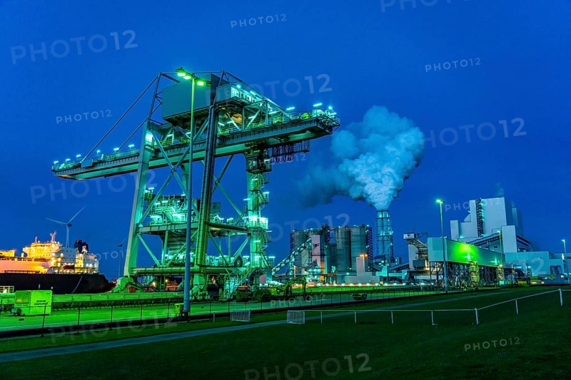 RWE coal-fired power plant Eemshavencentrale, in the seaport of Eemshaven, operator RWE Power, harbour cranes, Netherlands