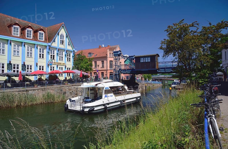 Europe, Germany, Mecklenburg-Western Pomerania, Plau am See, Lake Plau, Elde-Müritz waterway, lift bridge built in 1916, motor yacht, Plau am See, Mecklenburg-Western Pomerania, Germany, Europe