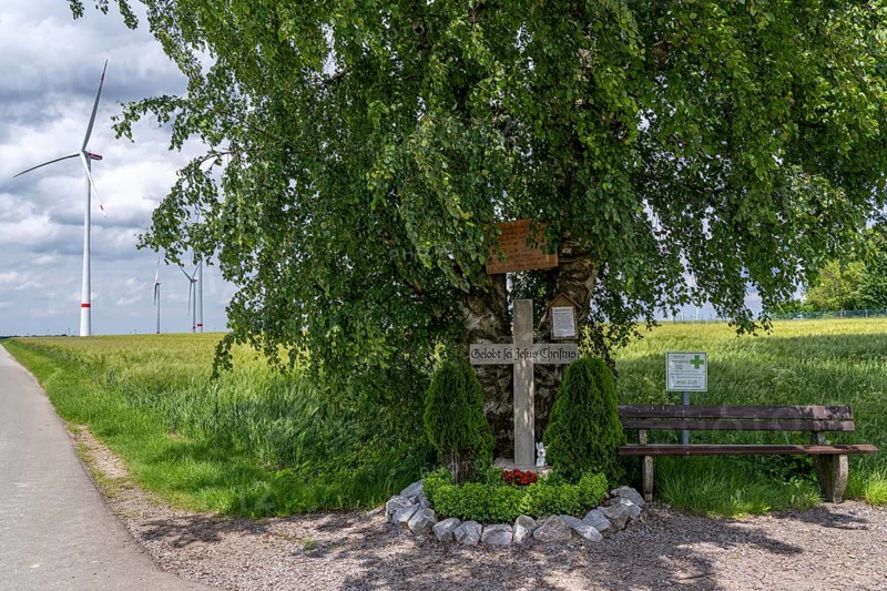 Wind farm north of Marsberg, wayside cross, park bench and emergency sign, rescue point, Hochsauerlandkreis, North Rhine-Westphalia, Germany, Europe