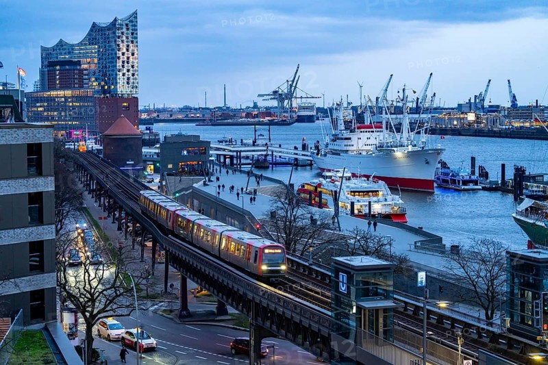Port of Hamburg, elevated railway runs along the Elbe promenade, from, to Landungsbrücken station, U3, Elbe Philharmonic Hall, museum ship Cap San Diego, Hamburg. Germany