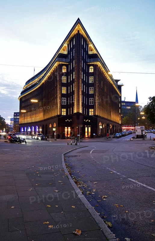 Europe, Germany, Hamburg, City, Kontorhausviertel, Chilehaus, clinker brick facade, built 1922 to 1924 by Fritz Höger, World Heritage Site, twilight, gable end, Hamburg, Hamburg, Federal Republic of Germany, Europe