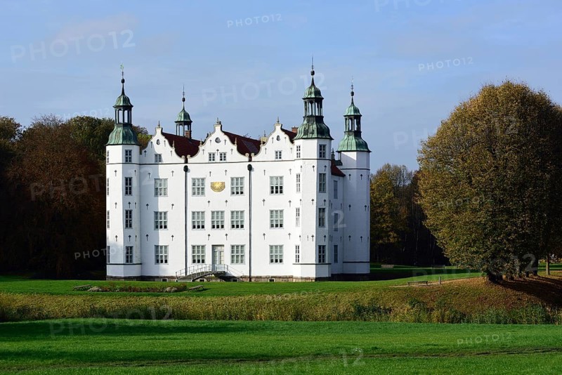 Europe, Germany, Schleswig-Holstein, Ahrensburg, moated castle Ahrensburg, autumn, front facade, built around 1595, late Renaissance, Hamburg, Hamburg, Federal Republic of Germany, Europe