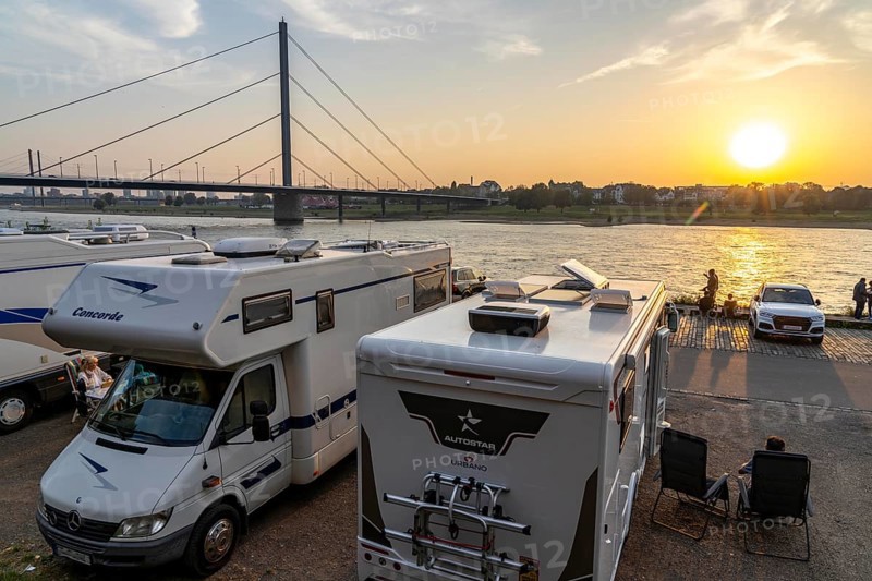 Motorhome parking space on the banks of the Rhine, Düsseldorf am Rhein, motorhome parking space on the banks of the Rhine, Rheinterrasse, Oberkassler Brücke, Düsseldorf, North Rhine-Westphalia, Germany, Europe