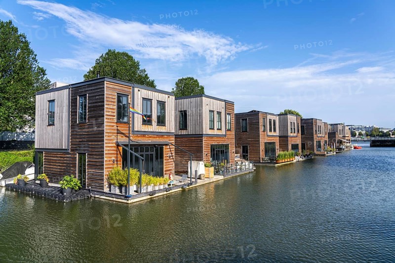 18 Floating residential buildings Havenlofts Nassauhaven, energy-neutral, solar cells, heat from biomass, timber construction, own wastewater treatment, floating residential street, pilot project tidal park, in the Feijenoord district, Rotterdam, Netherlands