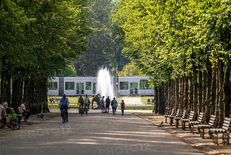 The Jägerhofallee in the Hofgarten, the central municipal park in Düsseldorf, view of the Jröner Jong fountain in the round pond, North Rhine-Westphalia, Germany, Europe