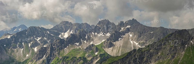 Mountain panorama from Fellhorn, 2038m, to Oberstdorfer Hammerspitze, 2260m, Hochgehrenspitze, 2251m and Walser Hammerspitze, 2170m, Allgäu, Bavaria, Germany, Europe