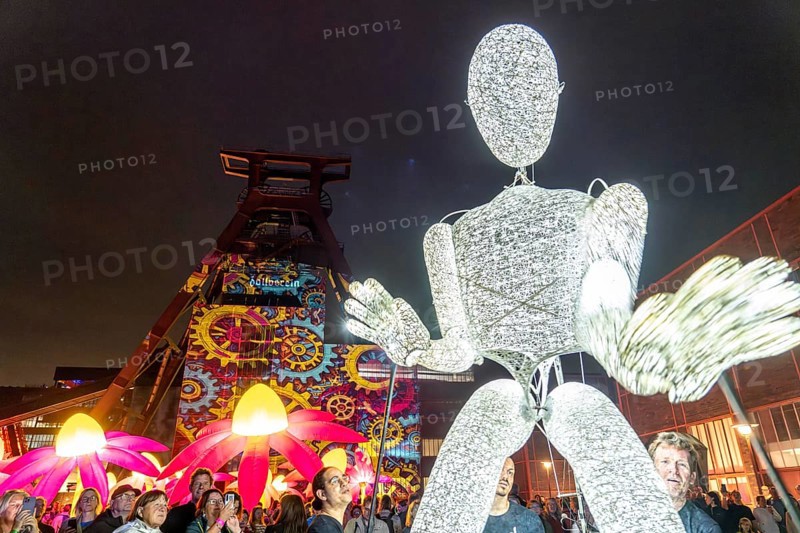 Extraschicht, the long night of industrial culture, cultural festival across the Ruhr region, 35 venues in 19 cities, Dundu, walking, glowing, large puppet, here Illuminating flowers at the Zeche Zollverein in Essen, double trestle pithead tower shaft 12, North Rhine-Westphalia, Germany, Europe