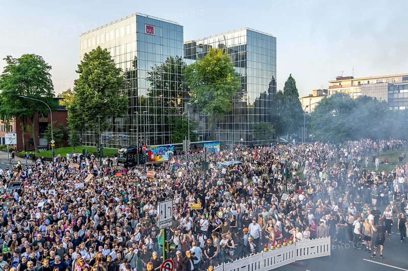 Demo against the AFD party conference in the Grugahalle in Essen, over 5000 participants came to Essen for a rave demo, Bass gegen Hass, which led to the Grugahalle, North Rhine-Westphalia, Germany, Europe