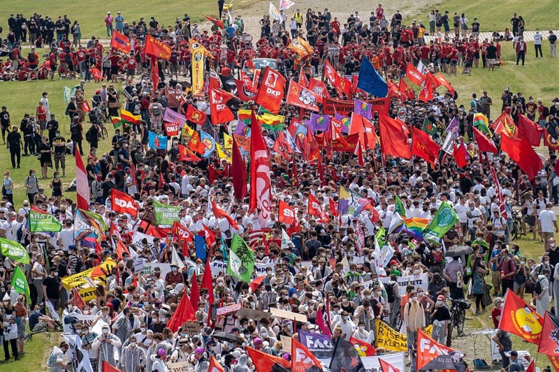 Demonstration against the planned assembly law in North Rhine-Westphalia, in Düsseldorf, various left-wing groups and football fans, Ultras, from Fortuna Düsseldorf and 1.FC Köln, protest, North Rhine-Westphalia, Germany, Europe
