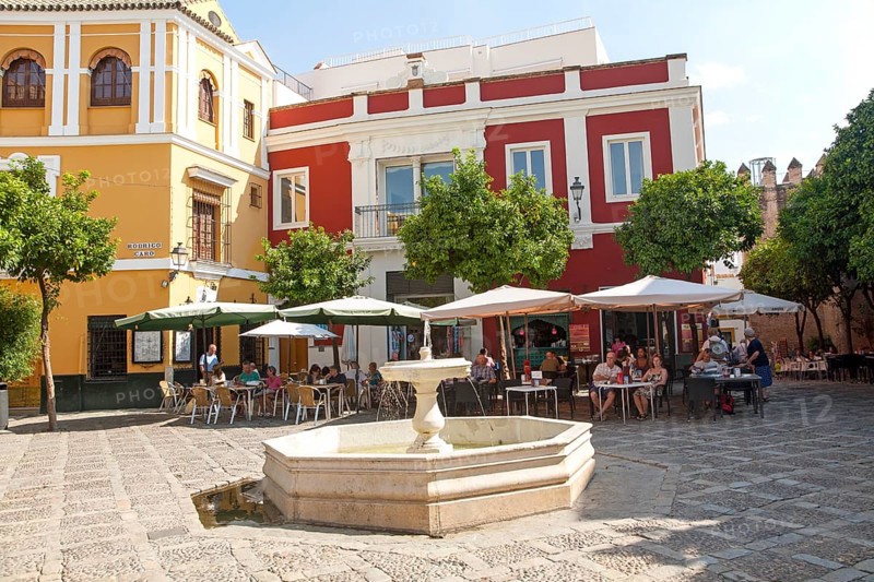 Restaurant with people eating outside historic buildings, Plaza de la Alianza, Barrio Santa Cruz, Seville, Spain, Europe