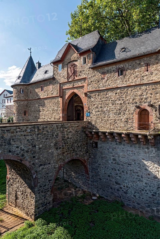 Castle gate, south gate of the medieval Friedberg castle, bridge over castle moat, Hirschgraben, old town, Friedberg, Wetterau, Hesse, Germany, Europe