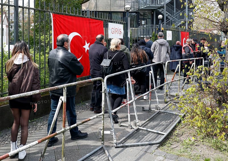 Queue in front of the Turkish Consulate General. Turkish citizens entitled to vote in Germany can cast their votes in the Turkish parliamentary and presidential elections at the consulates, Berlin, 28 April 2023
