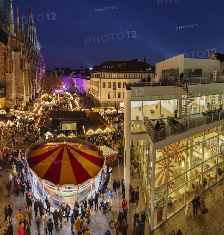 Christmas market in front of the cathedral on Münsterplatz, Ulm, Baden-Württemberg, Upper Swabia, Germany, Ulm, Baden-Württemberg, Germany, Europe
