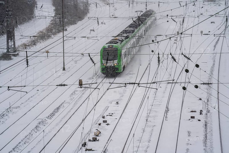 Onset of winter with lots of fresh snow and temperatures below -5 degrees during the day, railway line between Essen and Bochum, except for a few regional connections, all trains are temporarily cancelled, RRX regional express, Abellio, runs again, Essen, North Rhine-Westphalia, Germany, Europe