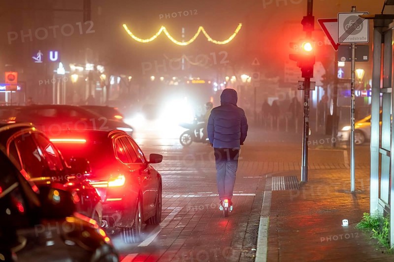 Scooter, e-scooter, darkness, inner city traffic, Rüttenscheider Straße, bicycle lane, fog, autumn, winter, evening traffic, North Rhine-Westphalia, Germany, Europe