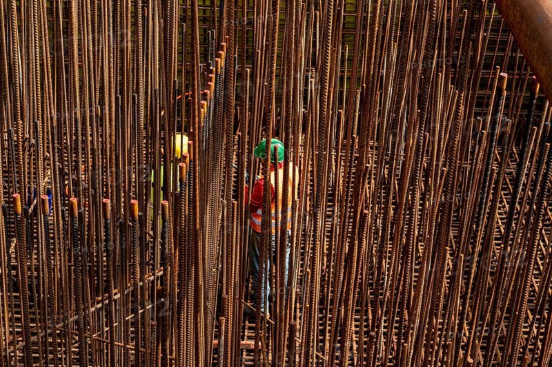 Construction site, reinforced concrete construction site, workers erect a mesh of reinforcing bars, serves as reinforcement for reinforced concrete parts, such as a bridge foundation here, North Rhine-Westphalia, Germany, Europe