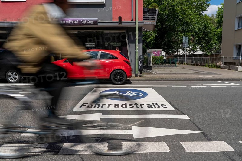 Bicycle road, cyclists have priority over car traffic, new cycle routes through Essen, here in the Rüttenscheid district, Kahrstrasse, part of the requirements of the clean air plan, against driving bans, Essen, North Rhine-Westphalia, Germany, Europe