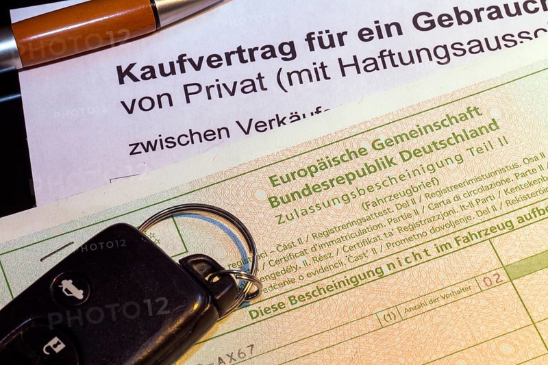 Symbolic image: Purchase contract for a car with vehicle registration document and car keys