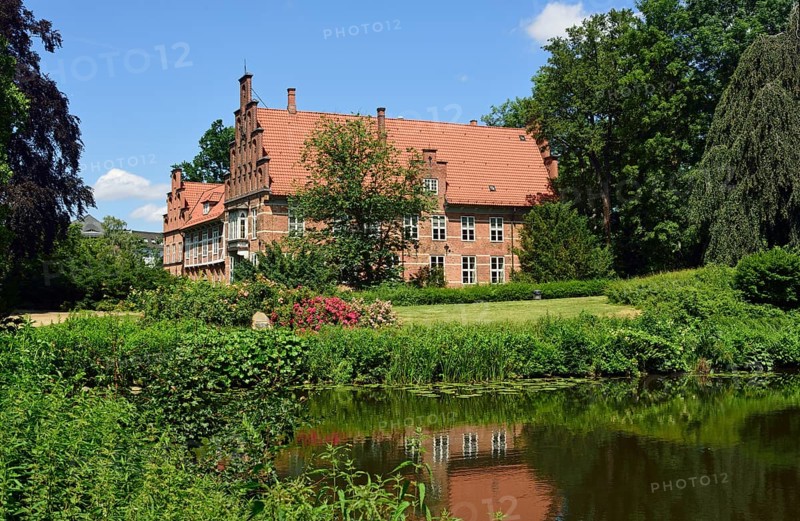 Europe, Germany, Hamburg, Bergedorf district, Bergedorf Castle from the 17th century, only castle in Hamburg, castle park, pond, Europe