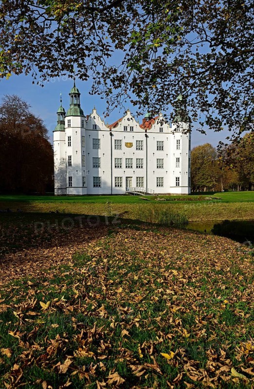 Europe, Germany, Schleswig-Holstein, Ahrensburg, moated castle Ahrensburg, autumn, front facade, built around 1595, late Renaissance, Europe