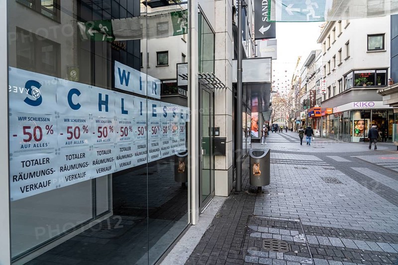 First day of the Christmas lockdown in the Corona crisis, Hohe Straße shopping street in the city centre, clearance sale, shop closures, closed shops, hardly any passers-by, in Cologne, North Rhine-Westphalia, Germany, Europe