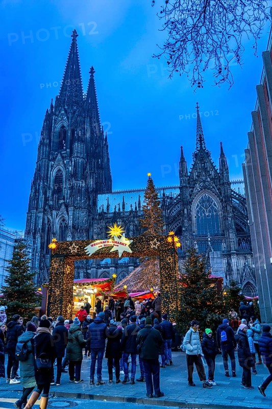 Christmas market at Roncalli Platz am Dom, in the city centre of Cologne, Sunday shopping in Cologne city centre, 1st Advent weekend, North Rhine-Westphalia, Germany, Europe