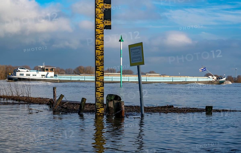 High water on the Rhine, Flooded banks of the Rhine, Rhine meadows near the village of Grieht, Water level gauge, Kalkar, North Rhine-Westphalia, Germany, Europe