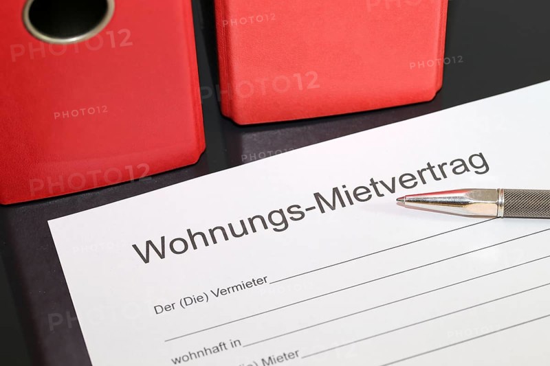 Symbolic image: Blank form of a rental agreement for a flat
