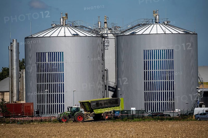 RWE biogas plant Bergheim-Paffendorf, where crops from regional agriculture, whole plant, grass and maize silage, green rye, sugar beet and lucerne are used as an energy source, the raw biogas is fed into the natural gas grid as biomethane, test plant for extremely thin and flexible organic solar film, North Rhine-Westphalia, Germany, Europe