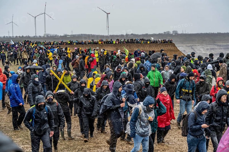 Many thousands of demonstrators march after a demonstration against the demolition of the lignite village of Lützerath, to the edge of the Garzweiler open-cast mine and on to the rest of the village, Lützerah, Erkelenz, North Rhine-Westphalia, Germany, Europe