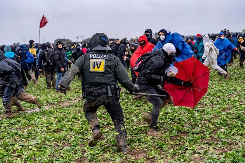 Violent clashes between thousands of demonstrators and the police, after a demonstration against the demolition of the brown coal village of Lützerath, the demonstration participants try to get to the rest of the village, Lützerah, and storm it, the police prevent this with a large contingent of forces, Erkelenz, North Rhine-Westphalia, Germany, Europe