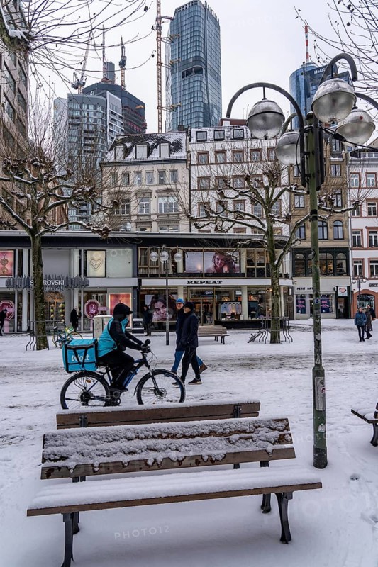 Winter, houses in the Freßgass, snowfall, construction site of the FOUR construction project, 4 high-rise towers at the Roßmarkt in Frankfurt am Main, will be up to 228 metres high, with 59 floors, used as office buildings, flats, hotel and restaurants, Hesse, Germany, Europe
